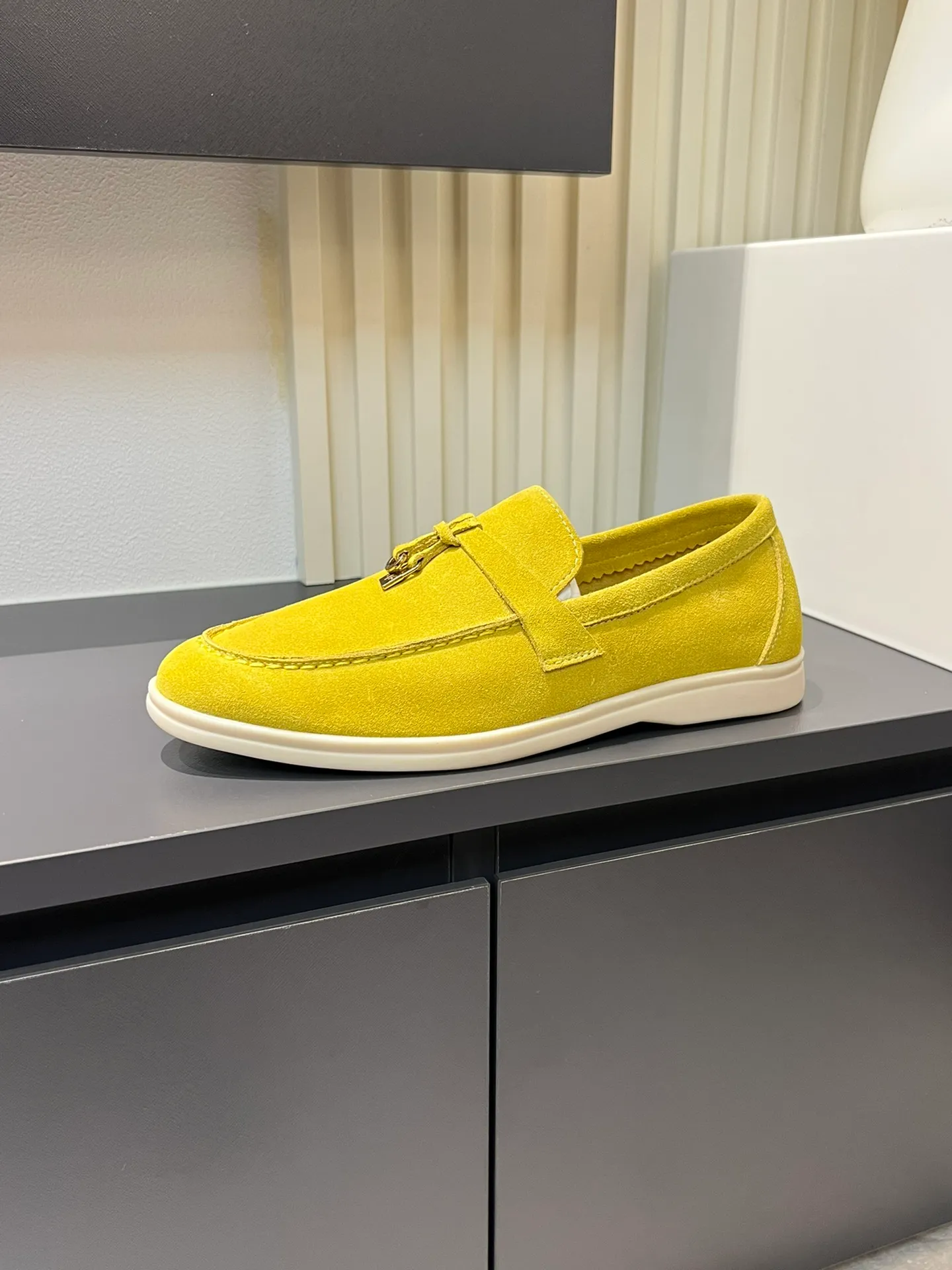 Men's shoes 💰p360 "Loro men's shoes 💰pian'*" Classic L men's shoes for couples 💰p Top version British flat loafers, a must-have item in old money style, the minimalist design is eye-catching and durable, a plus point for dressing The soft foot feel and texture are outstanding. They don’t scratch your feet and are very nice. They are matched with soft and waxy soles. They can be worn daily for a long time without getting tired. They are easy to wear, versatile and classic items, with perfect foot feel and texture! Imported cashmere fabric, the lining is made of imported A-grade water-dyed cow lining, the top version of the genuine leather midsole is sewn with pure handmade mark thread! Size: Female 35-40 (34. Customized) Male 38-44 (45.46. Customized)
